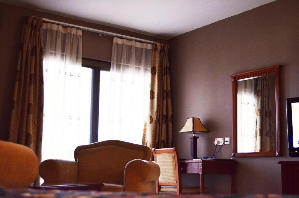 Mensvic Grand Hotel Acra Habitación foto