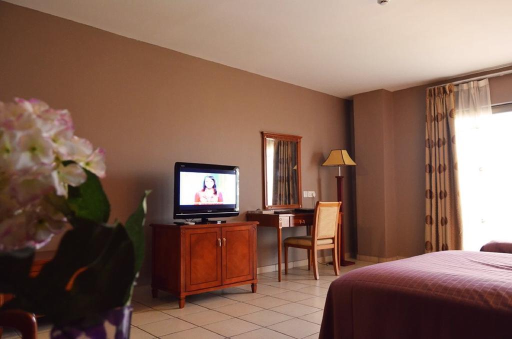 Mensvic Grand Hotel Acra Habitación foto